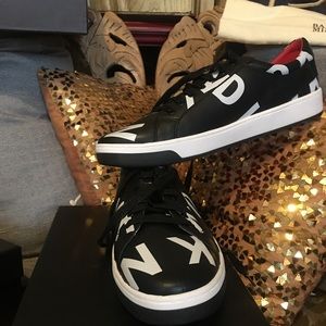 DKNY MENS LOGO GRAPHIC SNEAKER | black + white |